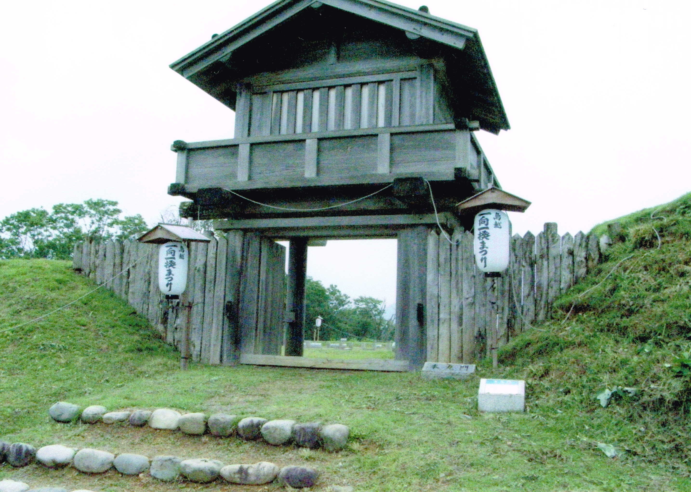 鳥越城の枡形門