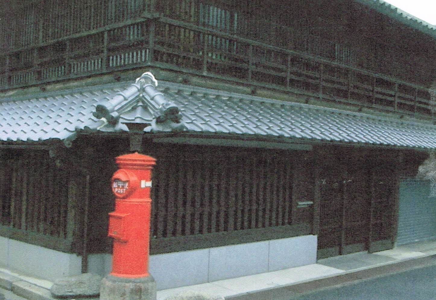 古い赤いポストのある街角